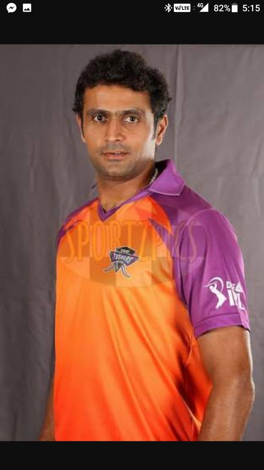 Akhil in Kochi Tuskers Kerala jersey